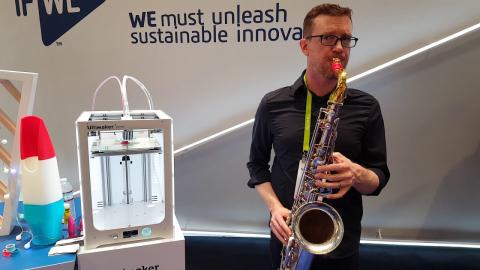 Eddie Rich plays saxophone with a 3D printed mouthpiece from Syos at CES 2018